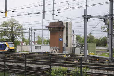 909735 Gezicht op het seinhuis Post OZ (Opstelterrein Zuidzijde) op het zuidelijke emplacement van het Centraal Station ...